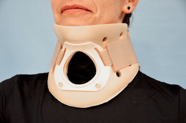 03060 - Collarín Philadelphia con traqueotomía (3 tallas)